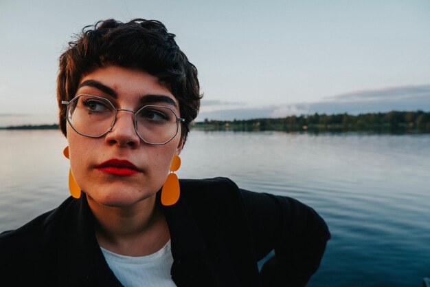 Photo woman wearing eyeglasses at lake