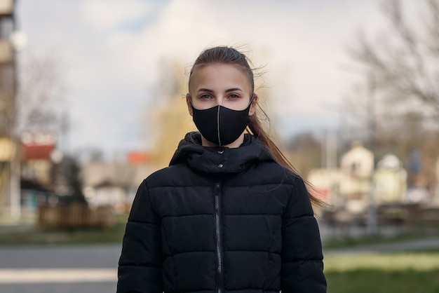 도시의 대기 오염 또는 바이러스 전염병으로 인해 안면 마스크를 착용하는 여성