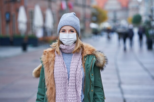 도시의 대기 오염 또는 바이러스 전염병으로 인해 얼굴 마스크를 착용하는 여성