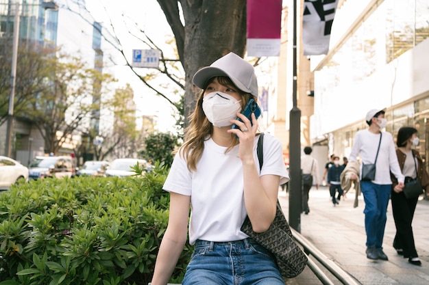 Donna che indossa una maschera per il viso, colpo medio