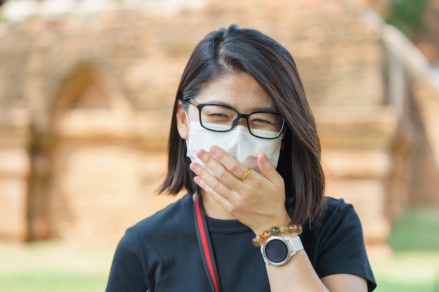 Женщина, носящая маску, защищает фильтр от загрязнения воздуха (PM2.5) или носит маску N95.