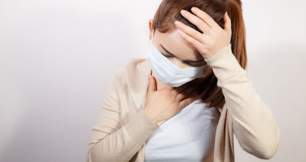Женщина в маске для лица защищает фильтр PM2.5 от загрязнения
