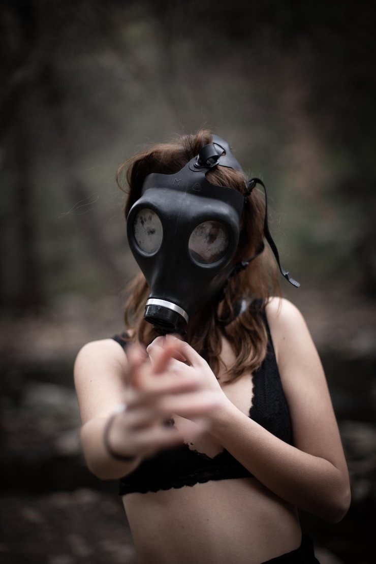 Photo woman wearing gas mask