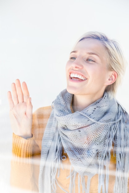 Woman wearing a grey scarf