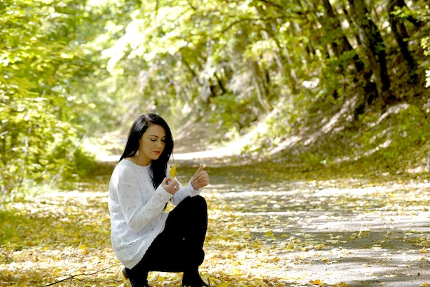 写真 木に帽子をかぶった女性