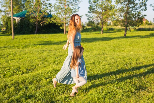 Photo woman wearing hat on field