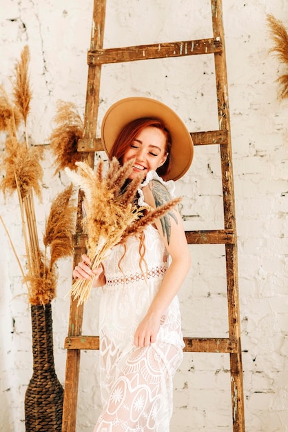 Photo woman wearing hat standing against wall