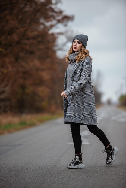 Photo woman wearing hat standing on road