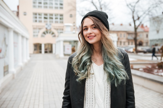 Cappello da portare della donna che cammina sulla via