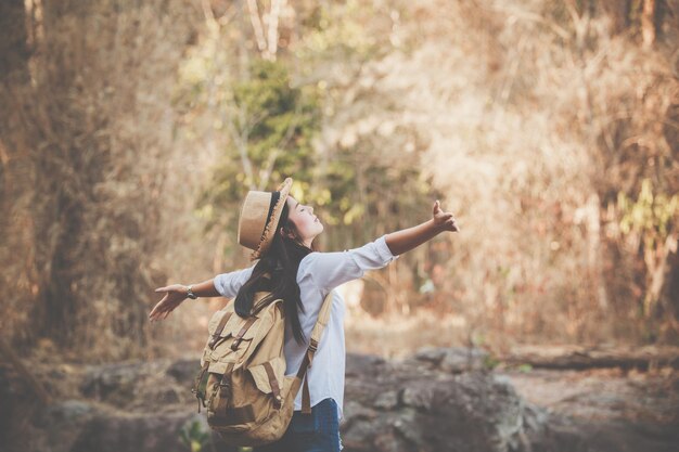 Photo woman wearing hat while standing in forest