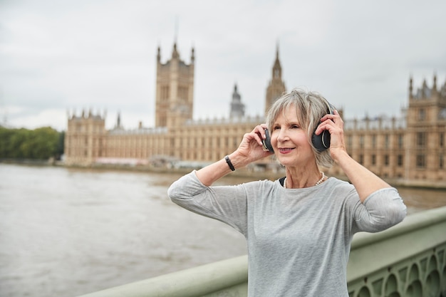 Photo woman wearing headphones close up