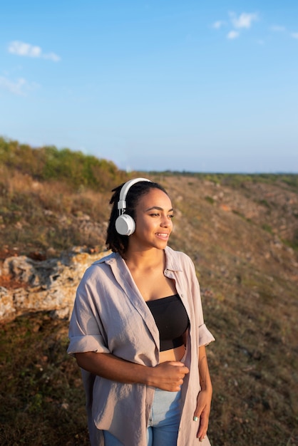 Photo woman wearing headphones side view