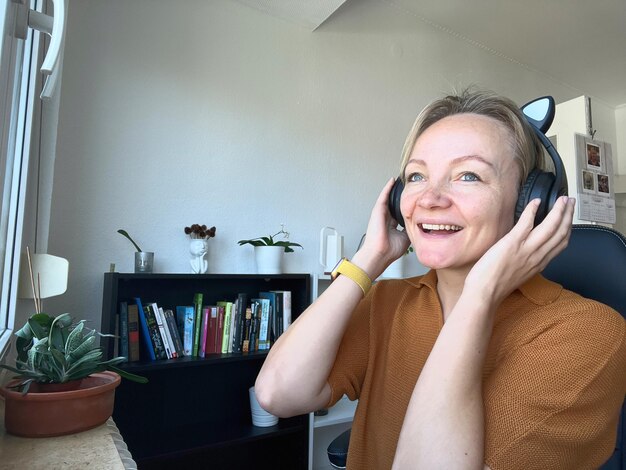 Photo woman wearing headphones smiling listening music