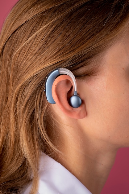 Photo woman wearing hearing aids side view