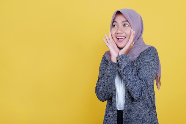 hijab와 캐주얼 옷을 입고 여자는 제스처를 외쳤다