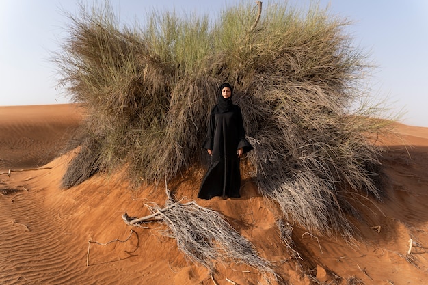 Foto donna che indossa l'hijab nel deserto