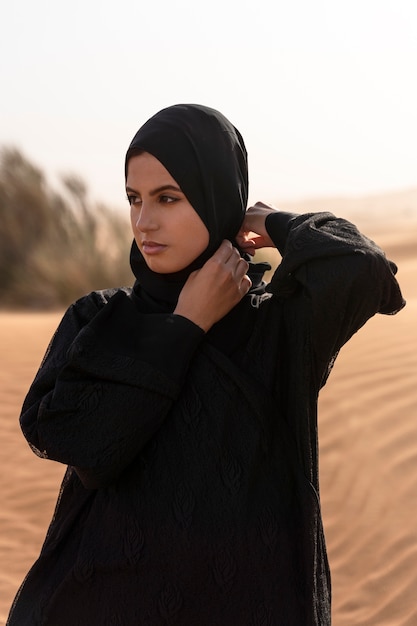 Foto donna che indossa l'hijab nel deserto