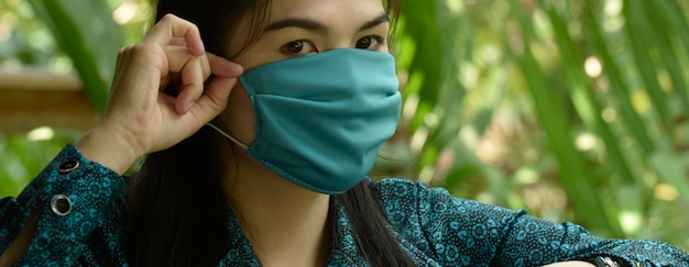 Foto una donna che indossa una maschera per proteggere il virus, covite 19 è una pericolosa malattia trasmissibile. dovrebbe indossare maschere protettive