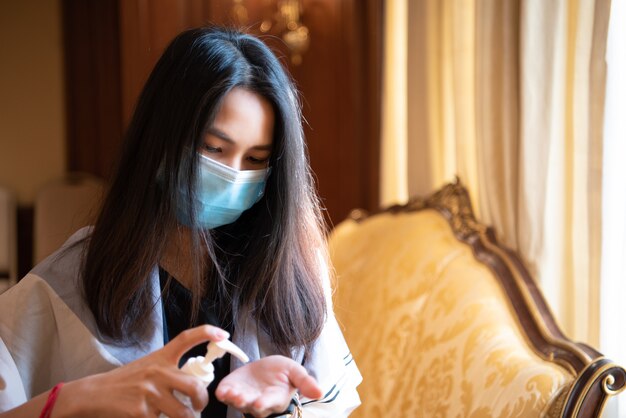 Donna che indossa la maschera di protezione epidemia di influenza covid19