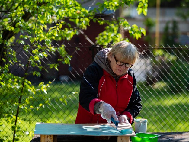 Photo woman wearing mask on table by fence