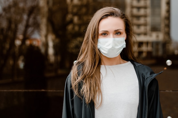 Photo woman wearing medical mask outside on the city street