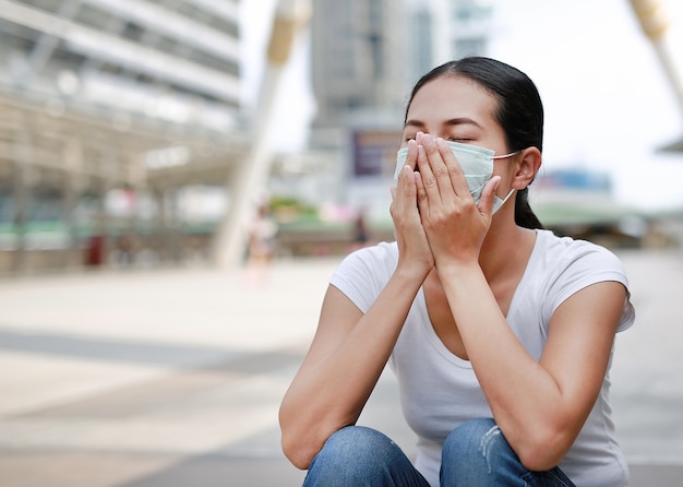 女性、保護マスクを着て