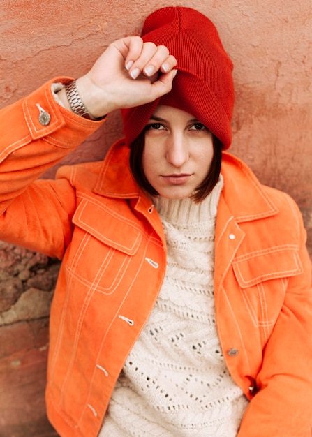 Photo woman wearing a red beanie