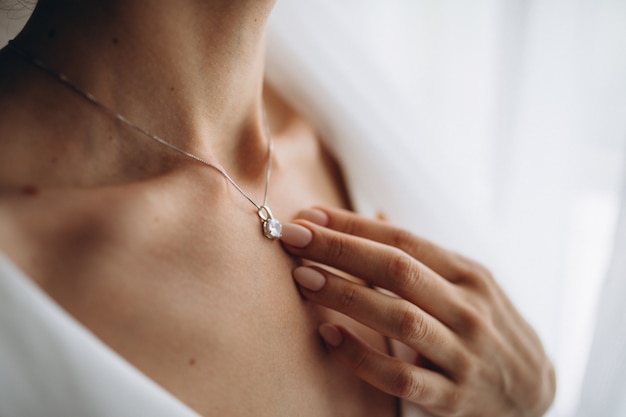 Photo woman wearing a shiny diamond pendant