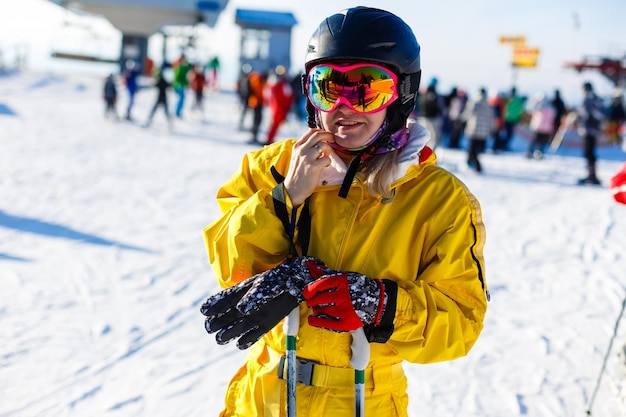 Foto donna che indossa occhiali da sci mentre si trova su un terreno coperto di neve