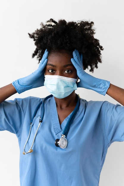 Foto donna che indossa un equipaggiamento medico protettivo speciale