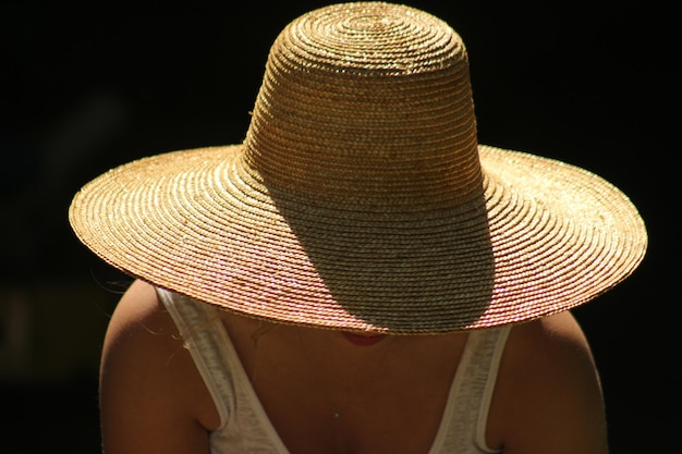 Foto donna che indossa un cappello di paglia