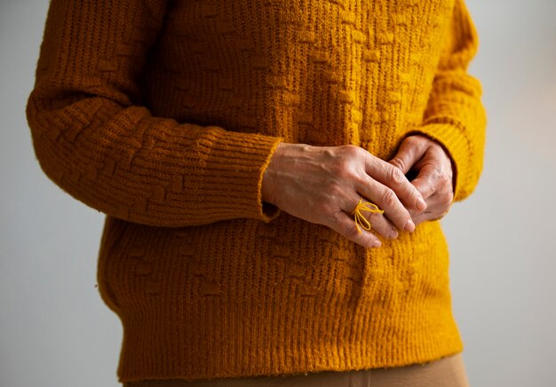 Photo woman wearing a string on finger for reminder