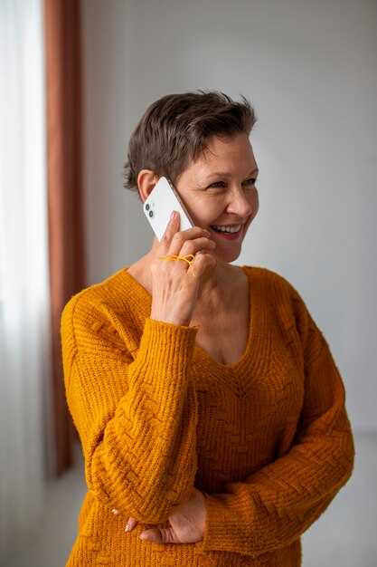 Photo woman wearing a string on finger for reminder