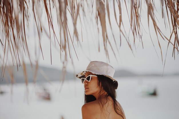 Photo woman wearing sunglasses at beach