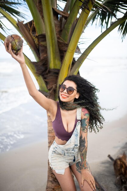 Photo woman wearing sunglasses at beach