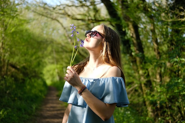 植物に立ち向かうサングラスをかけた女性