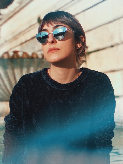 Photo woman wearing sunglasses standing outdoors