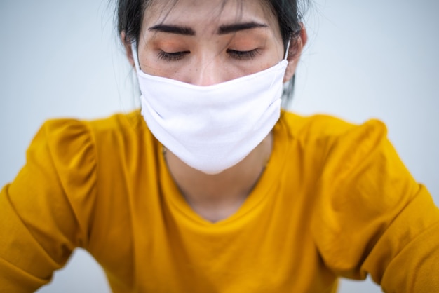 Foto donna che indossa la maschera chirurgica per impedire ad altri di contrarre il virus covid-19