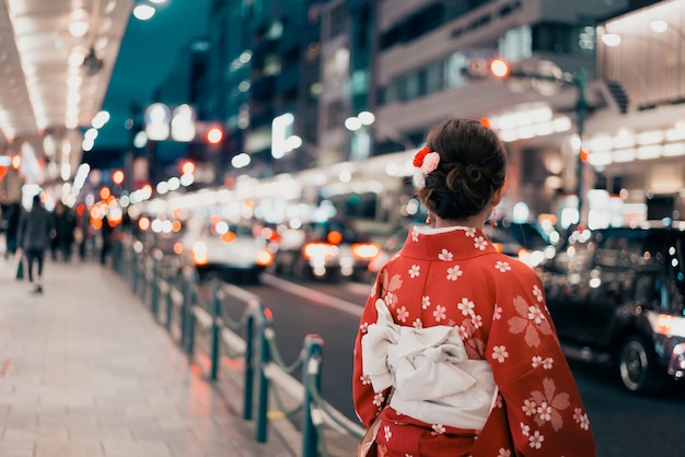 日本の路上で伝統的な着物を着ている女性