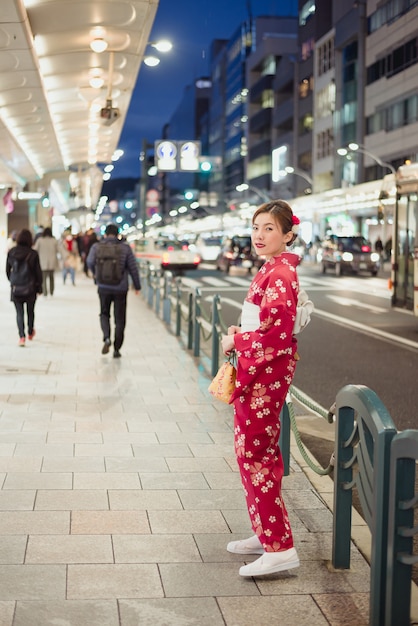 日本の路上で伝統的な着物を着ている女性