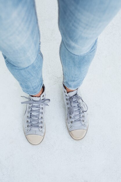 Photo woman wearing trainers