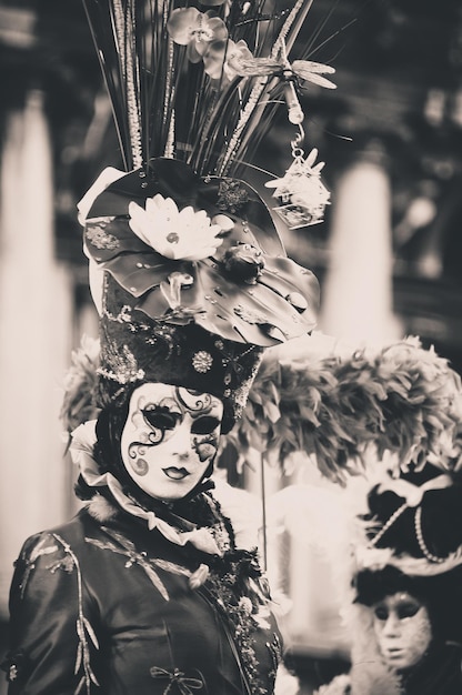 Foto donna che indossa una maschera veneziana al carnevale di venezia