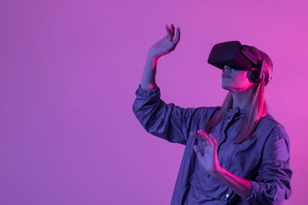 Foto donna che indossa colpo medio gadget di realtà virtuale