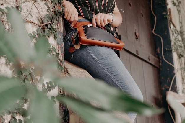 Photo woman wearing a waist bag