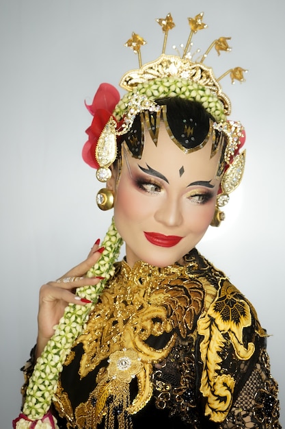 La donna indossa trucco e abito tradizionale giavanese