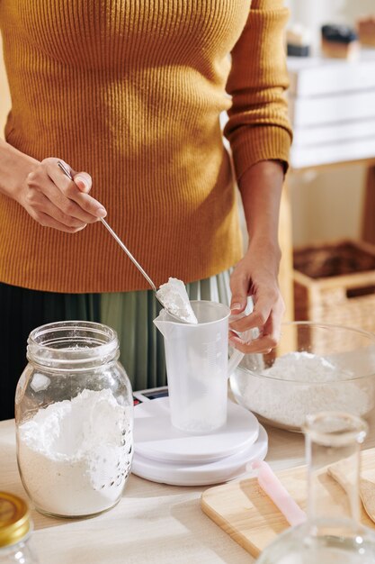 Liscivia di soda di ponderazione della donna