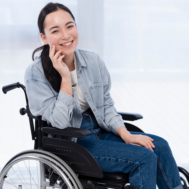 Foto donna nel sorridere della sedia a rotelle