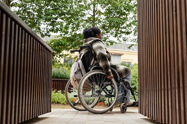 Женщина в инвалидной коляске, путешествующая по городу