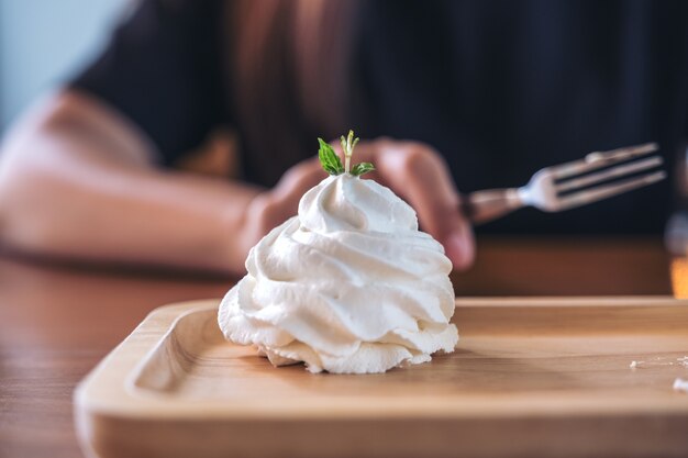 Photo woman and whipped cream