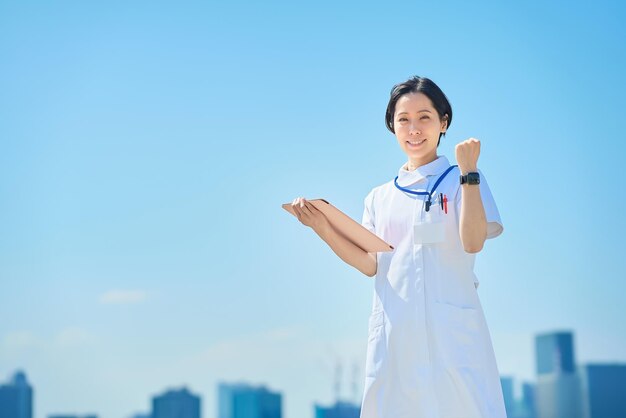 Photo a woman in a white coat posing for cheering